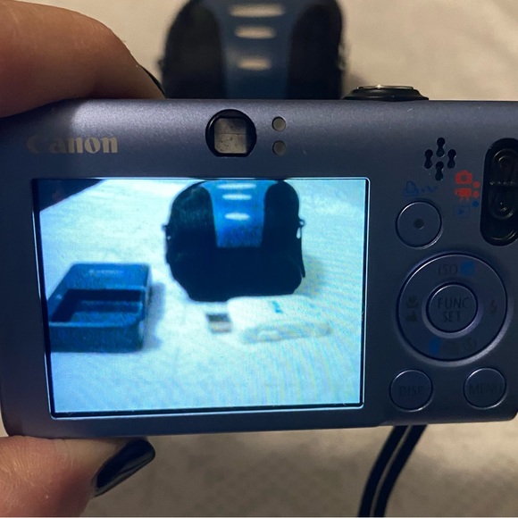 Canon PowerShot SD1100 IS Digital Elph - Blue - Picture 6 of 11